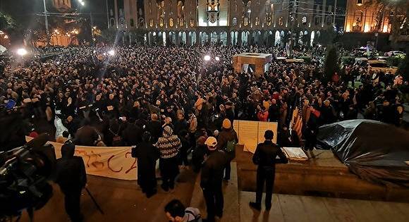 В Грузии возобновились массовые протесты. Жители Тбилиси ставят палатки около парламента