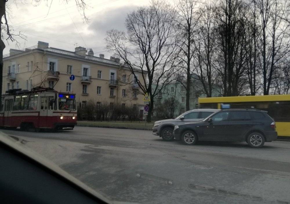 «Свидание» двух авто на перекрестке Савушкина и Покрышева парализовало движение трамваев
