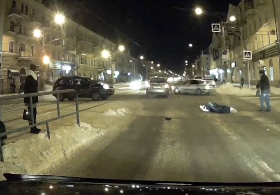 В кузбасском городе машина сбила женщину, момент ДТП попал на видео