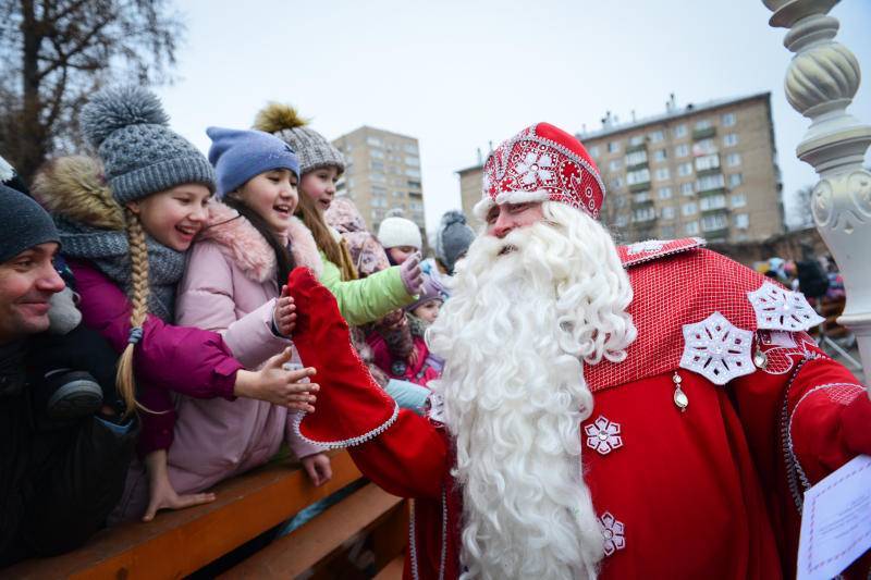 Москвичи отметят день рождения Деда Мороза играми и танцами