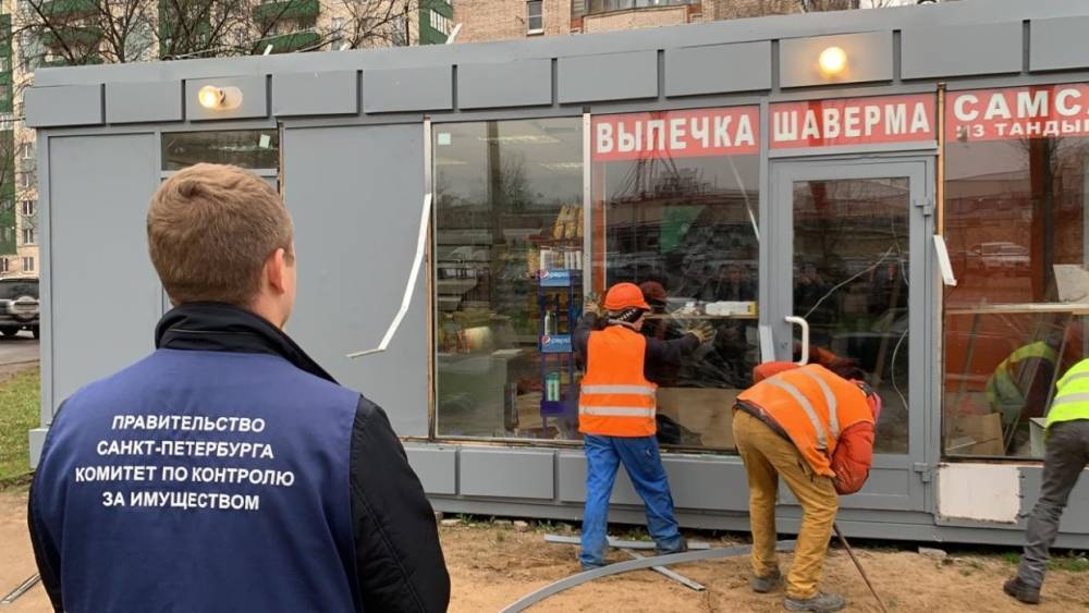 В четырех районах Петербурга снесли незаконные павильоны с шавермой и выпечкой