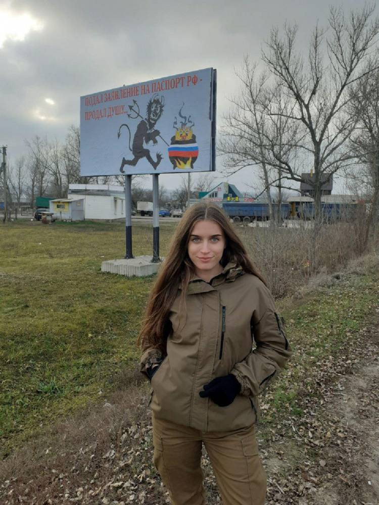 На подконтрольной Киеву части Донбасса развесили билборды против паспортов России