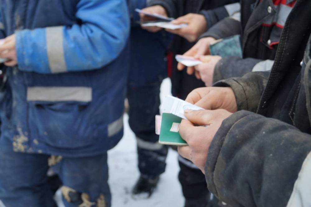 В ходе рейда полицейские выявили 54 нелегально проживающих в Петербурге мигранта
