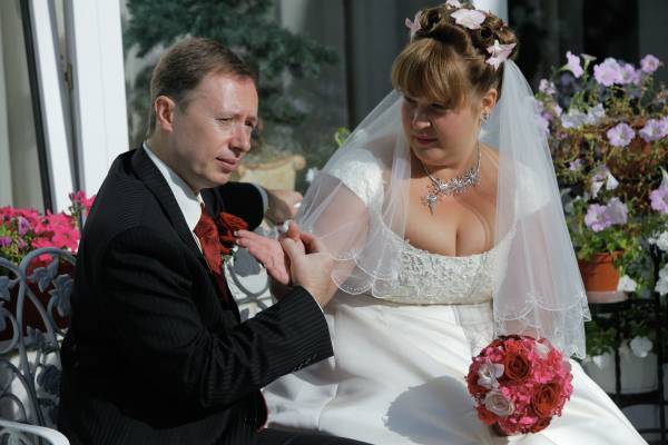 В Госдуме связали отказ девушек от брака с желанием угодить молодым людям