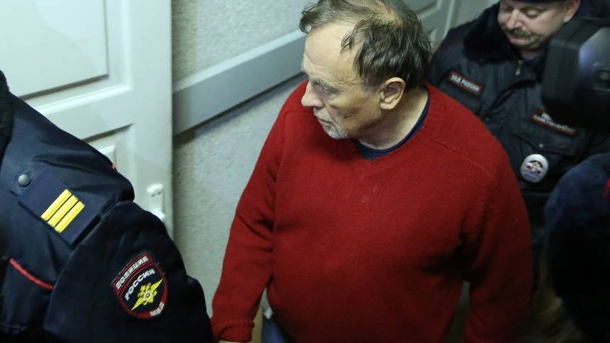 Доцента Соколова, обвиняемого в убийстве студентки, привезли на следственные действия