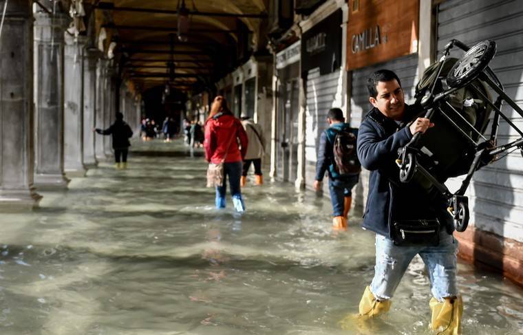 Туристы в Венеции спасаются от наводнения на верхних этажах гостиниц