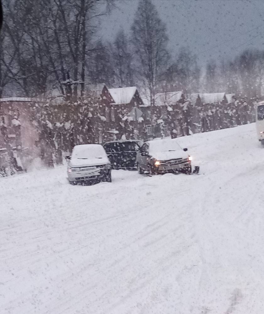 На севере Свердловской области уже 18 часов идет снегопад, затем он накроет Зауралье