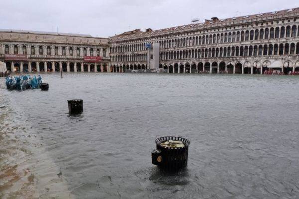 Власти Венеции оценили ущерб от наводнения в миллиард евро