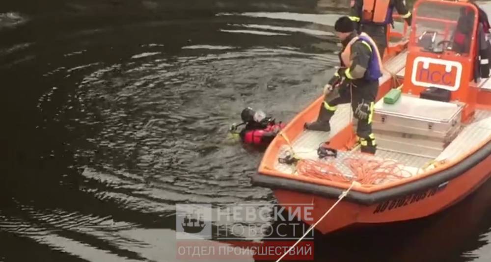 Водолазы вновь опустились под воду Мойки в поисках возможных улик по делу Соколова