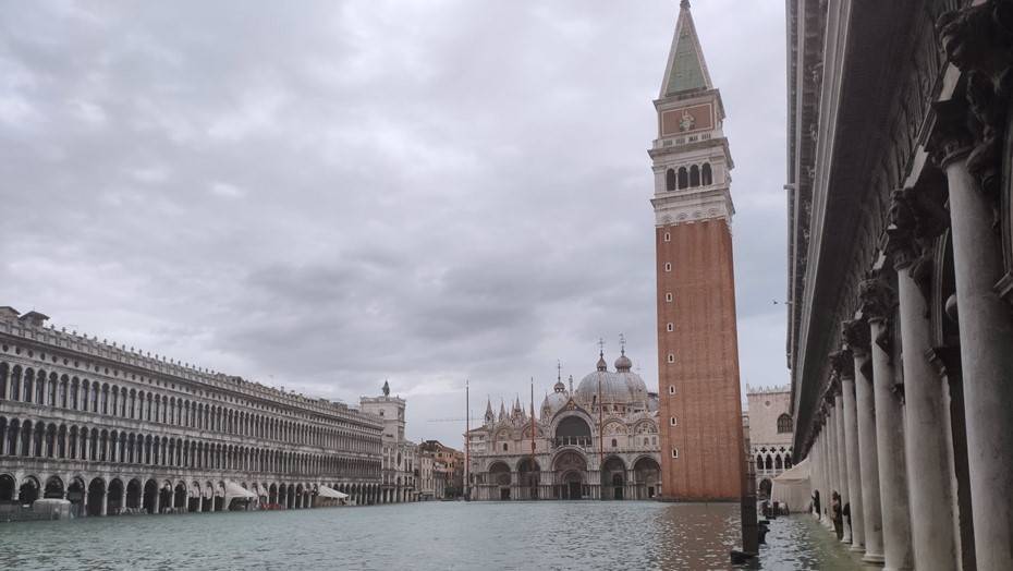 Ущерб от наводнения в Венеции оценили в миллиард евро
