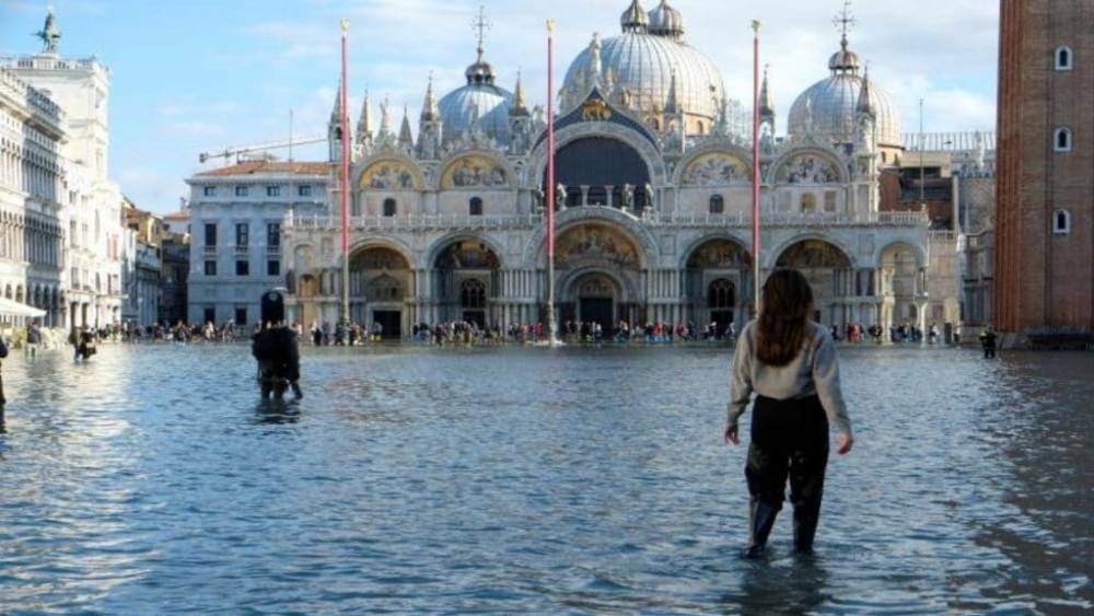 Чрезвычайная ситуация в Венеции: вода не отступает