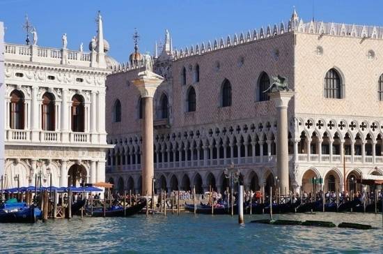 В Венеции закрыли для посещения затопленную площадь Святого Марка