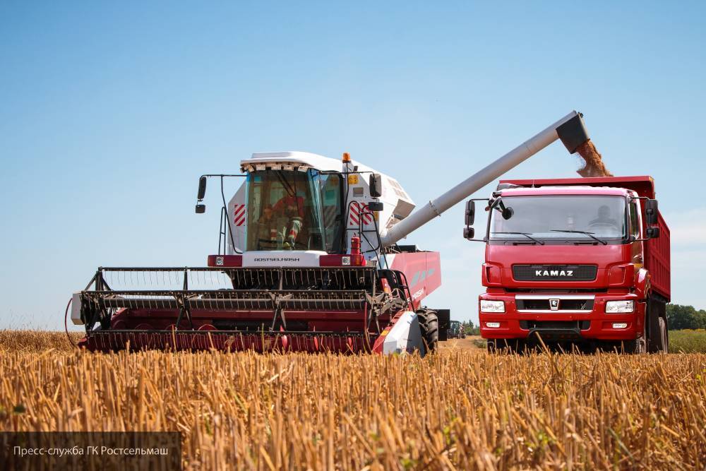 Российские специалисты представили аграриям со всей Европы инновационный комбайн F2650