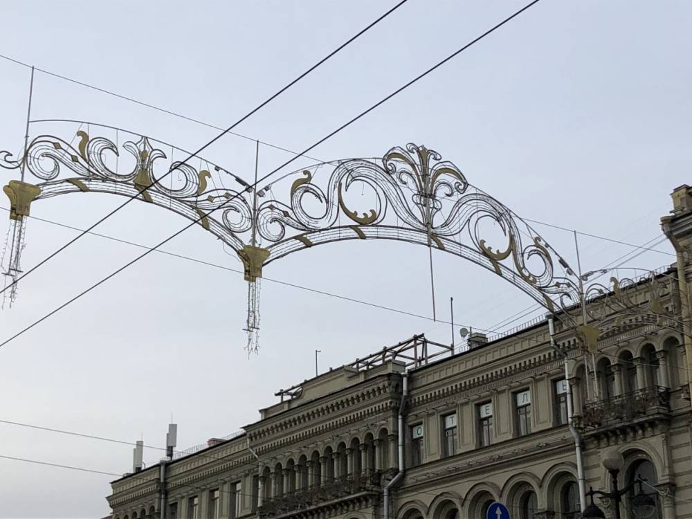 Невский проспект в Петербурге украсили новогодними гирляндами