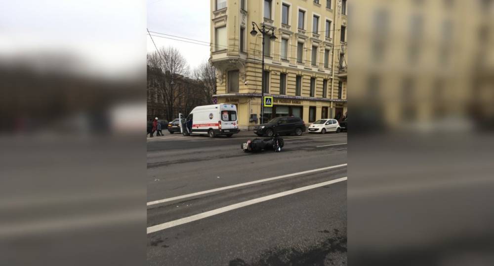 На Суворовском проспекте в Петербурге Mitsubishi отправил мотоциклиста в больницу