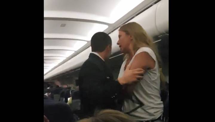 Неадекватная пассажирка "Уральских авиалиний" устроила скандал на борту самолета. Видео