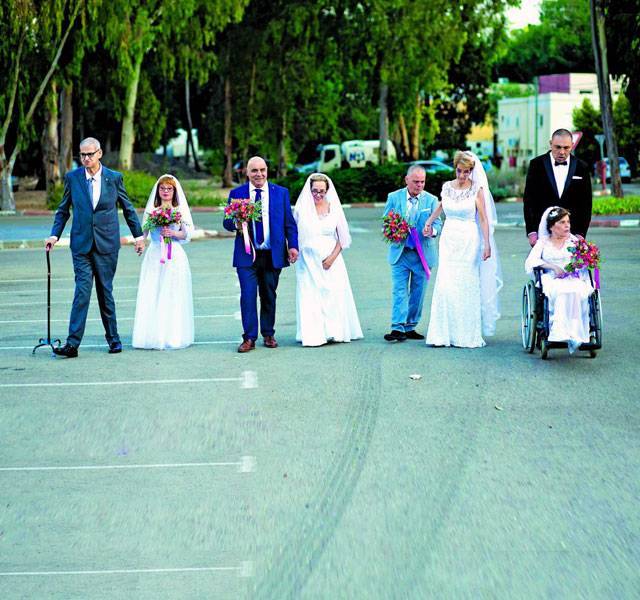 Вместе вопреки судьбе: четыре особенные пары сыграли одну свадьбу в 50 лет