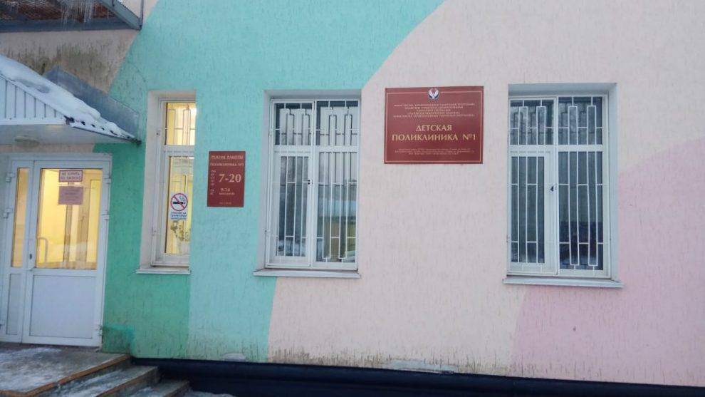 Вандалы сломали дверь в детскую поликлинику Глазова