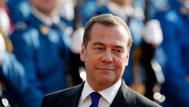 Медведев остался доволен фотовыставкой в Мариинке