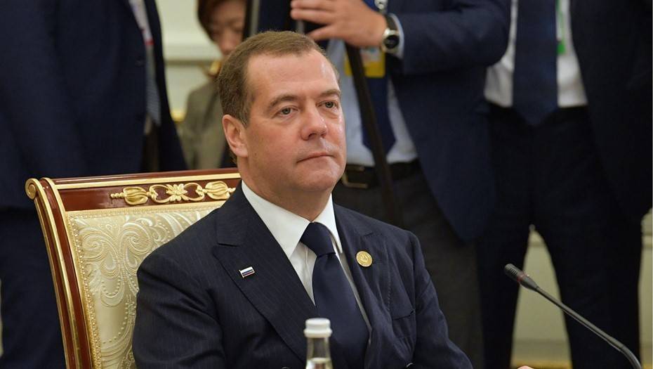 Медведев рассказал, что в детстве пел в хоре, но "вовремя ушел"