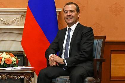 Медведев вспомнил о пении в хоре