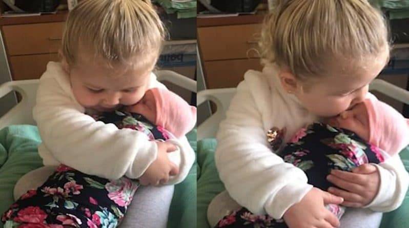 «Я тебя не отпущу»: мама сняла нежный момент встречи 3-летней дочери с новорожденной сестрой