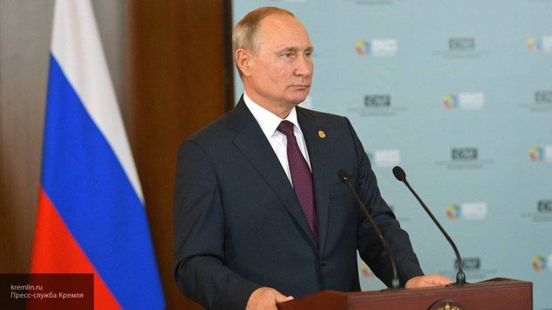 Закон об оскорблении госсимволов не направлен на запрет критики власти, объяснил Путин