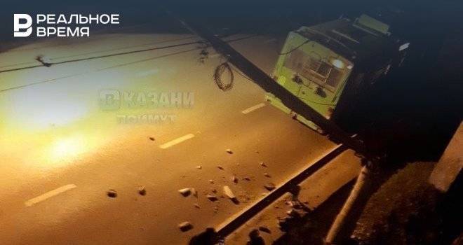 В Казани на Танковой упал столб, заблокировав движение троллейбусов