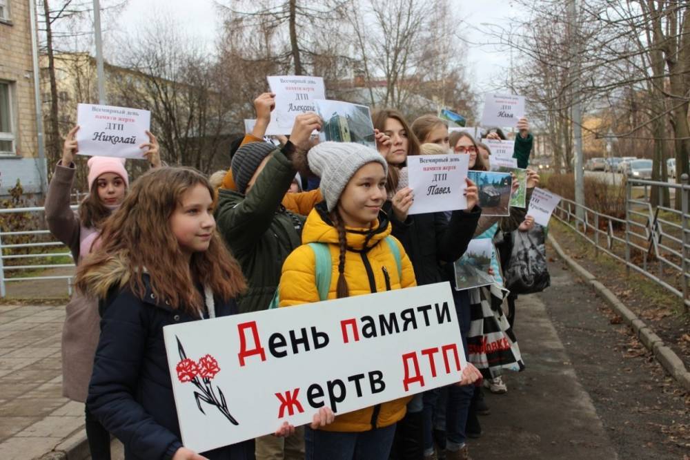 В Петрозаводске учащиеся и педагоги прошли маршем памяти жертв ДТП