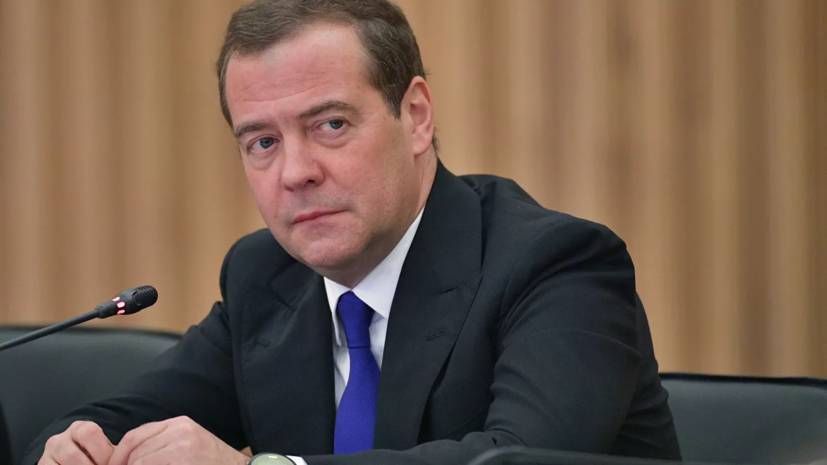 Медведев поручил разработать программу модернизации областных театров