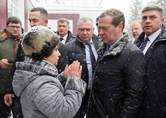 Жители алтайского села «костерят» пенсионерку, которая упала перед Медведевым на колени