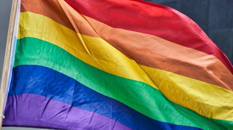 «Вам не должны платить больше, чем другим женщинам»: гей из Нью-Йорка подал в суд, утверждая, что ему сократили зарплату и уволили из-за ориентации