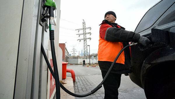 Ценам на бензин в России предсказали падение