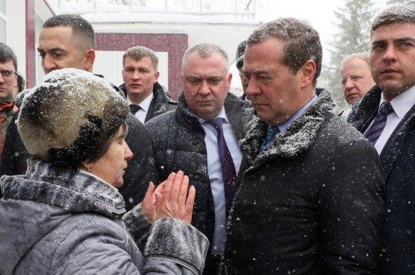 Попросившая у Медведева горячей воды женщина пожаловалась на травлю в селе