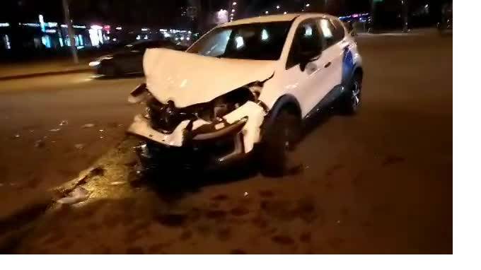 Видео: разбитое каршеринговое авто осталось посреди дороги после ДТП в Невском районе