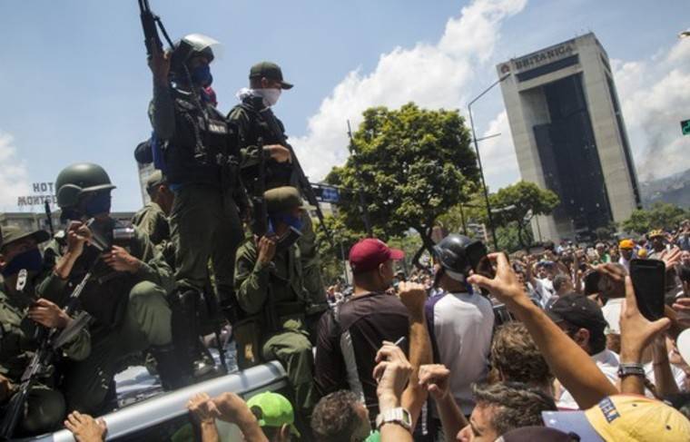 Лидер оппозиции Венесуэлы призвал военных и чиновников к манифестации