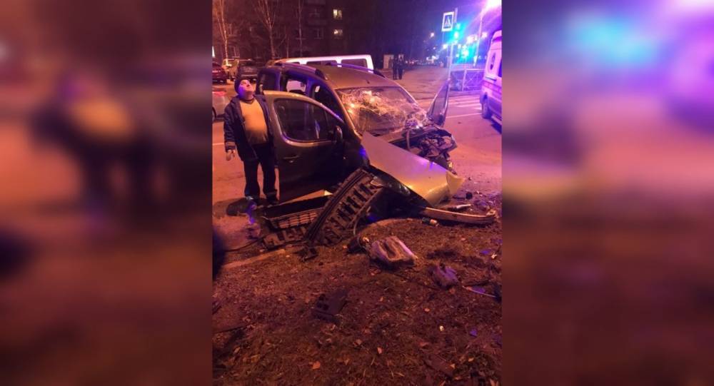Пьяный водитель с пьяным пассажиром влетел в столб на Шлиссельбургского и Дмитрия Устинова