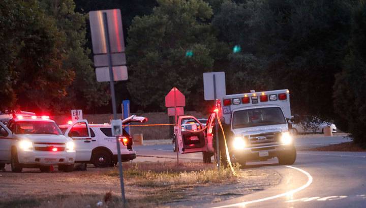 Подросток, открывший стрельбу в школе в Калифорнии, умер