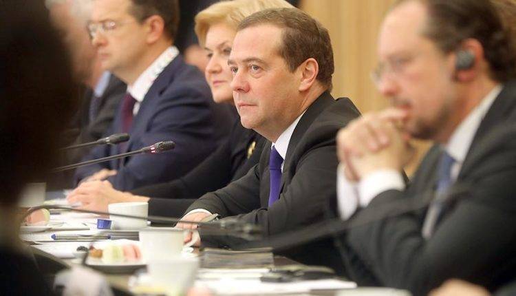 Медведев пообещал поддержку региональным театрам