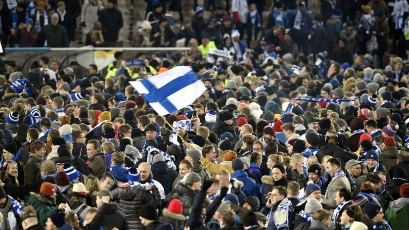 Болельщики сборной Финляндии выбежали на поле после выхода на Евро-2020
