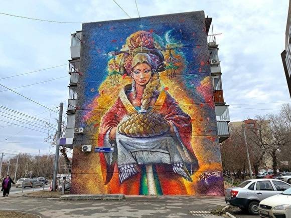 В Челябинске неизвестные закрасили граффити на доме, согласованное с властями