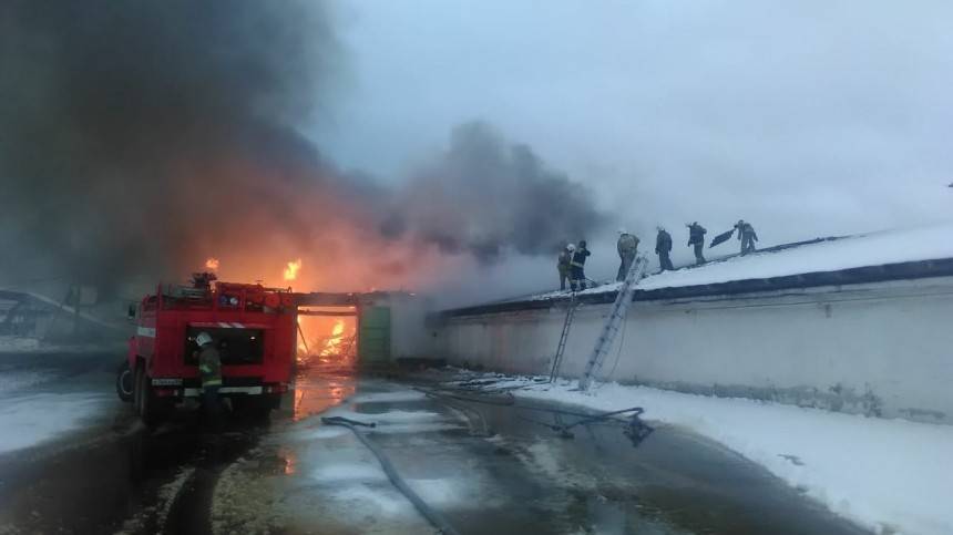 Фото: в Нижнем Тагиле произошел крупный пожар на складе с яйцами