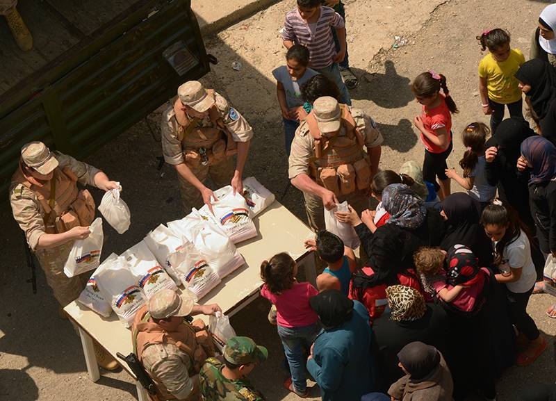 Российские военные доставили гуманитарную помощь жителям Ракки