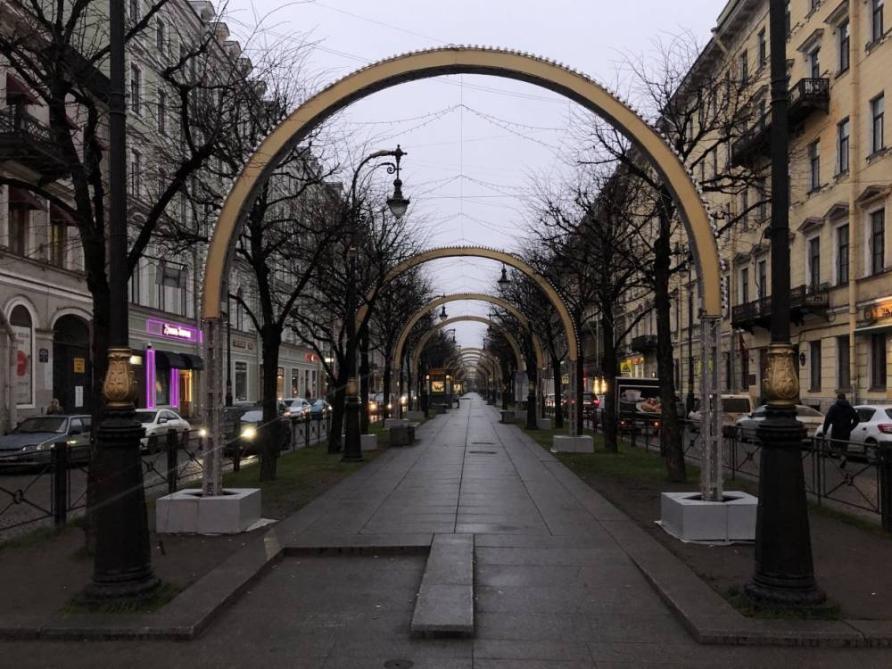 Большую Конюшенную улицу в Петербурге украсили к Новому году