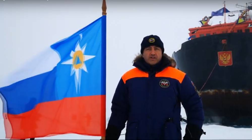 Огнеборцы из Мурманска водрузили флаг МЧС на Северном полюсе
