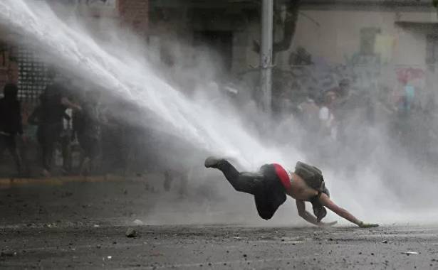 Полиция применила слезоточивый газ в центре Сантьяго