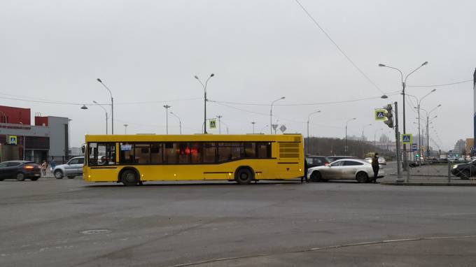 На Богатырском проспекте Audi врезалась в автобус
