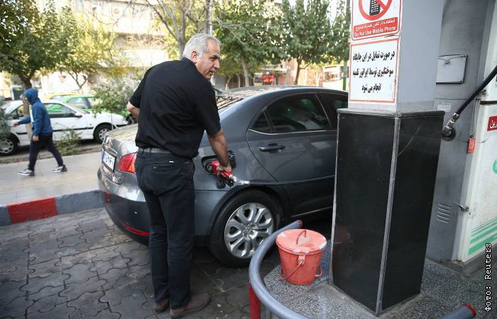 Несколько городов Ирана охватили протесты против повышения цен на бензин