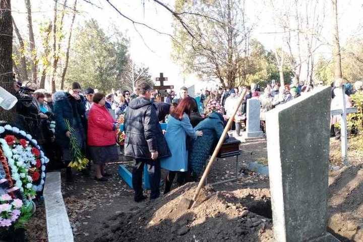 Матери Анастасии Ещенко стало плохо на кладбище