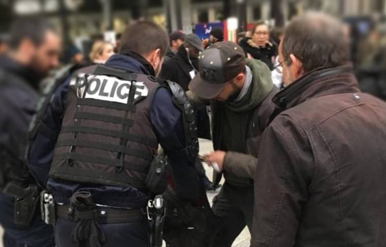 Парижские полицейские задержали 16 участников акций «жёлтых жилетов»